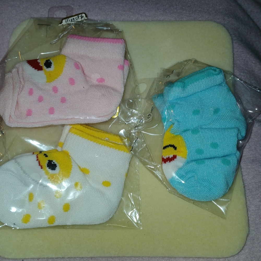 NWT 1 Set of 5 Pairs of Baby Shark Infant Socks. 3-6 Mths.